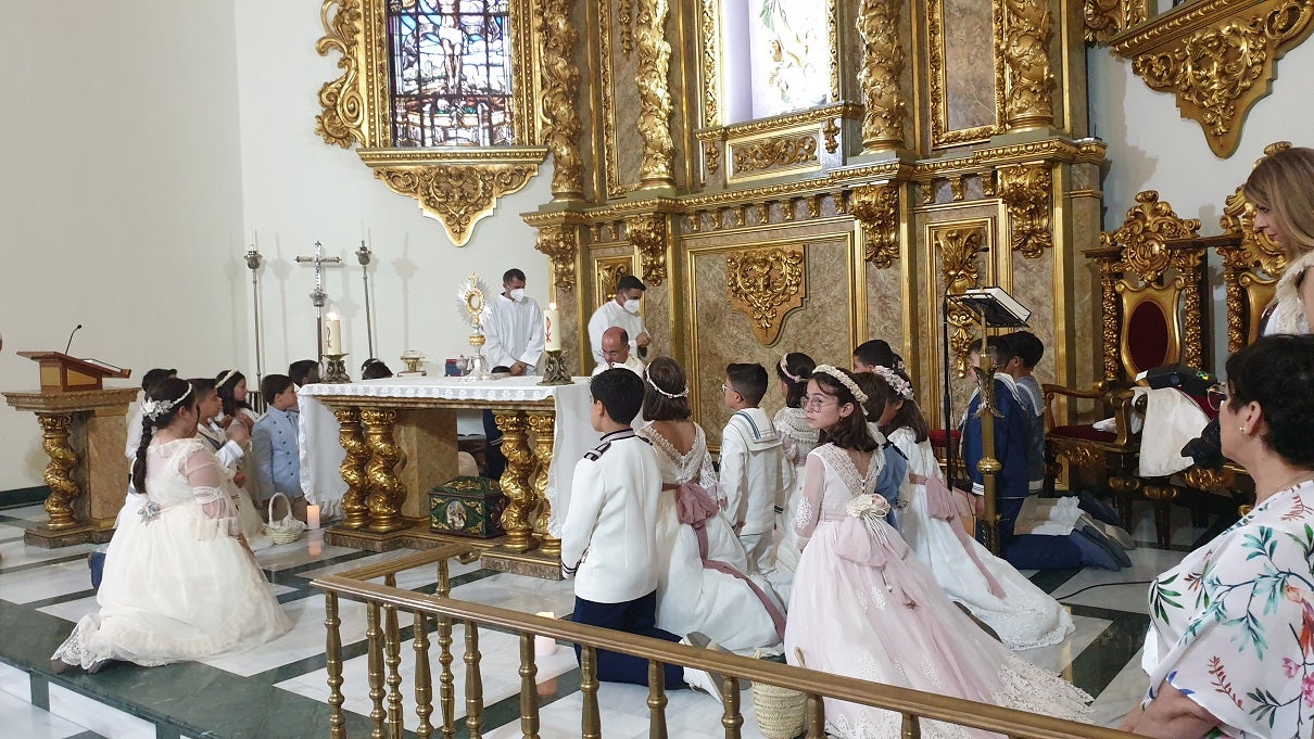 El Corpus Christi volvió a celebrarse con un gran acompañamiento por las calles de Campanario. 