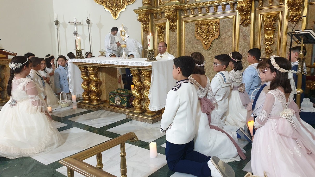 El Corpus Christi volvió a celebrarse con un gran acompañamiento por las calles de Campanario. 