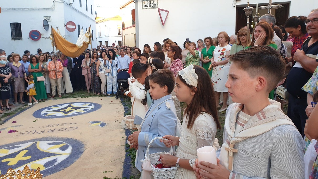 El Corpus Christi volvió a celebrarse con un gran acompañamiento por las calles de Campanario. 