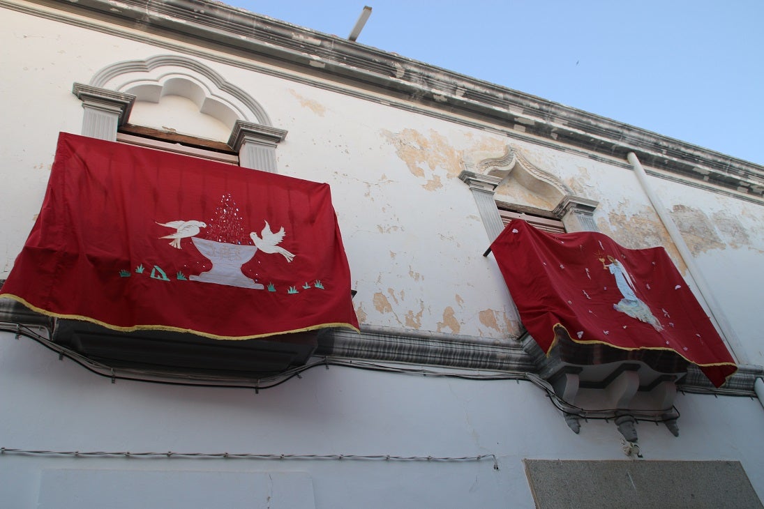El Corpus Christi volvió a celebrarse con un gran acompañamiento por las calles de Campanario. 
