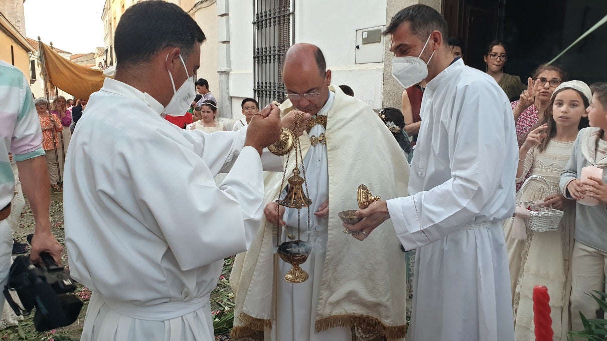El Corpus Christi volvió a celebrarse con un gran acompañamiento por las calles de Campanario. 