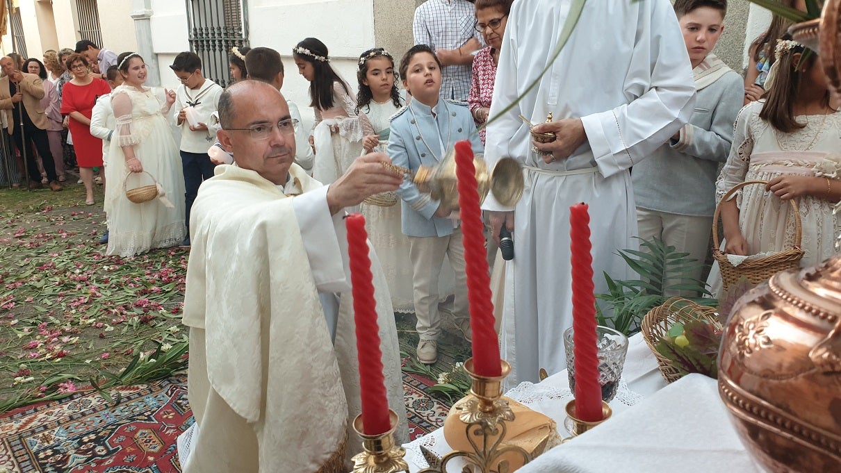 El Corpus Christi volvió a celebrarse con un gran acompañamiento por las calles de Campanario. 