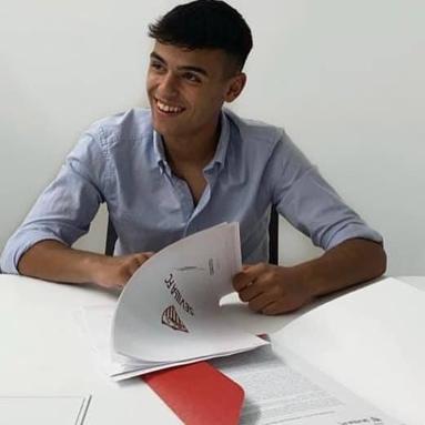 Diego golpea el balón en el Granada CF-Sevilla FC de liga división de honor cadete. 