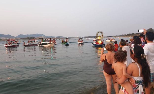 Imagen principal - Los bañistas presenciaron la procesión desde la Playa de Campanario. 