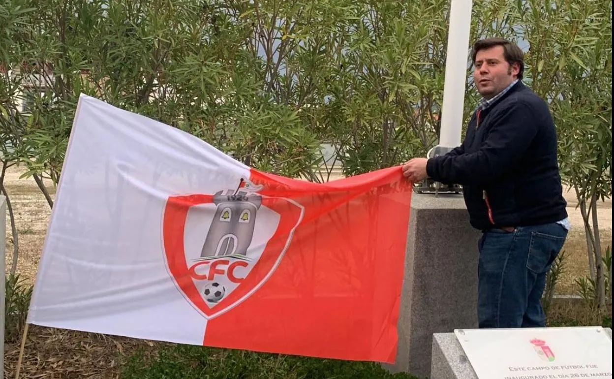 Fernando Escudero junto a la bandera del C.F. Campanario. 