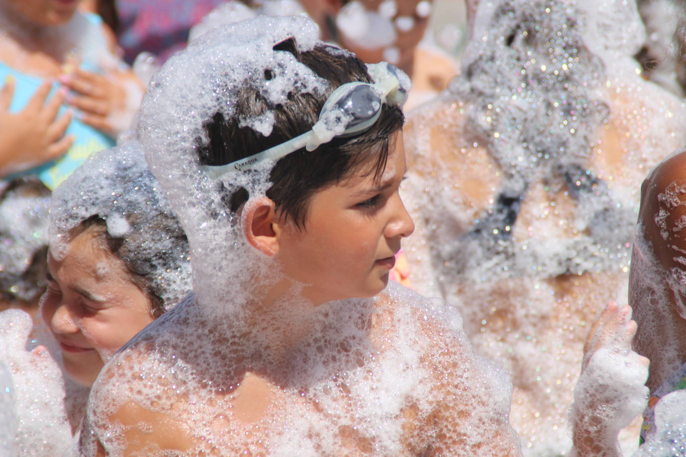 El Fiestón del Verano congregó a cientos de niños y jóvenes, que se refrescaron con la fiesta de la espuma y los hinchables acuáticos.