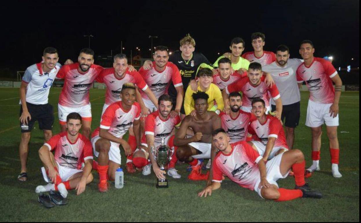 El CF Campanario celebró la victoria tras hacerse con el Trofeo 'Villa de Campanario'. 