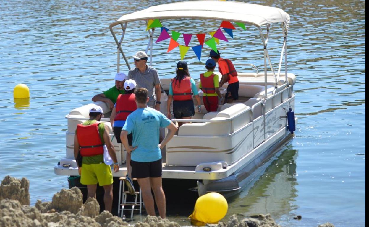 Unas 160 personas disfrutaron de las actividades acuáticas en la Playa de Campanario