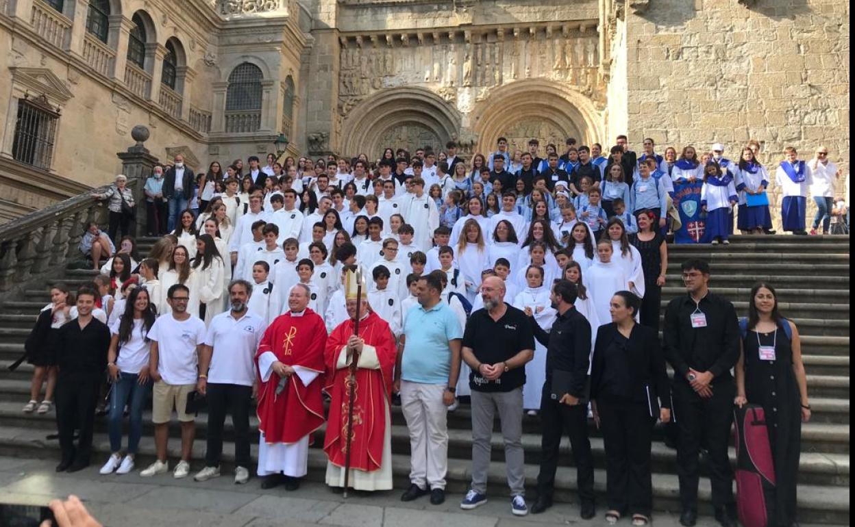 Participantes en la experiencia, junto al Arzobispo de Santiago, tras la misa con el resto de los coros. 