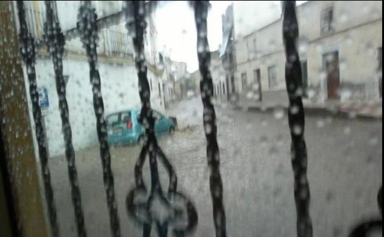 Aspecto de la calle Magacela tras una tromba de agua. 