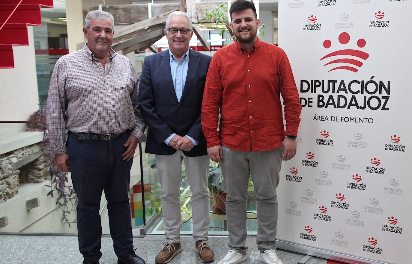 Gaspar Trenado (derecha), elegido nuevo presidente de la Federación Provincial de Peñas Flamencas de Badajoz 