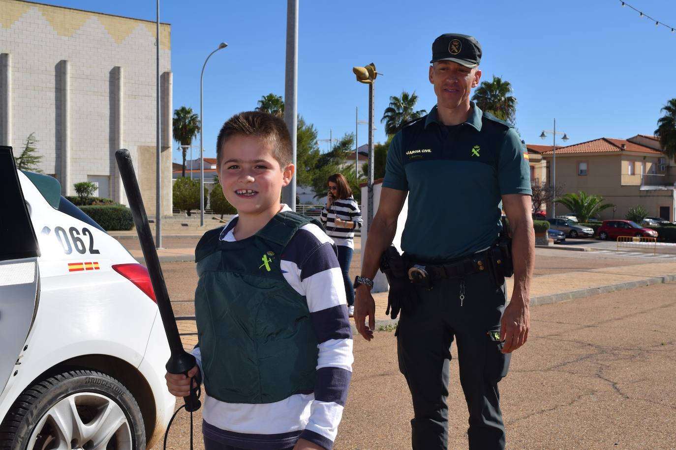 Uno de los pequeños aprende junto a un agente de la Guardia Civil 