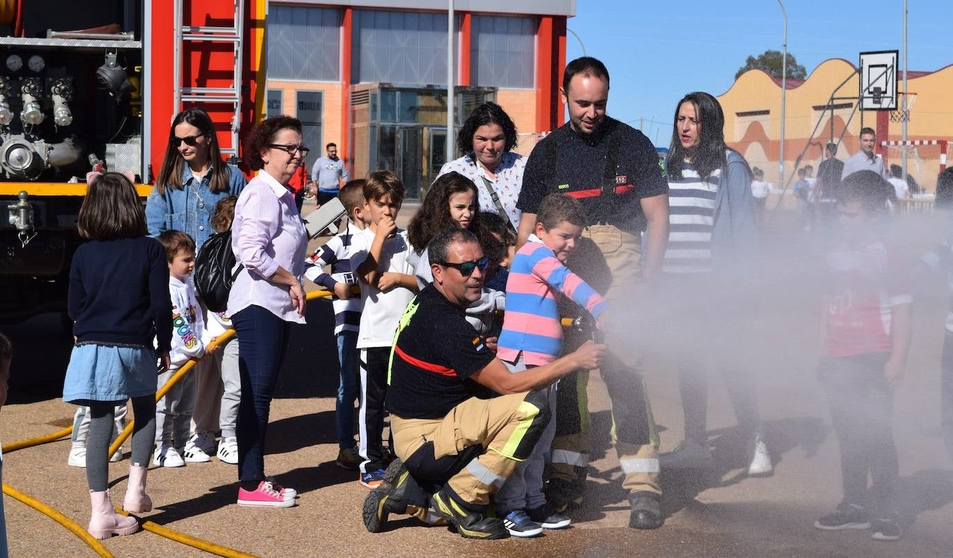 Los pequeños utilizan el material de los bomberos 