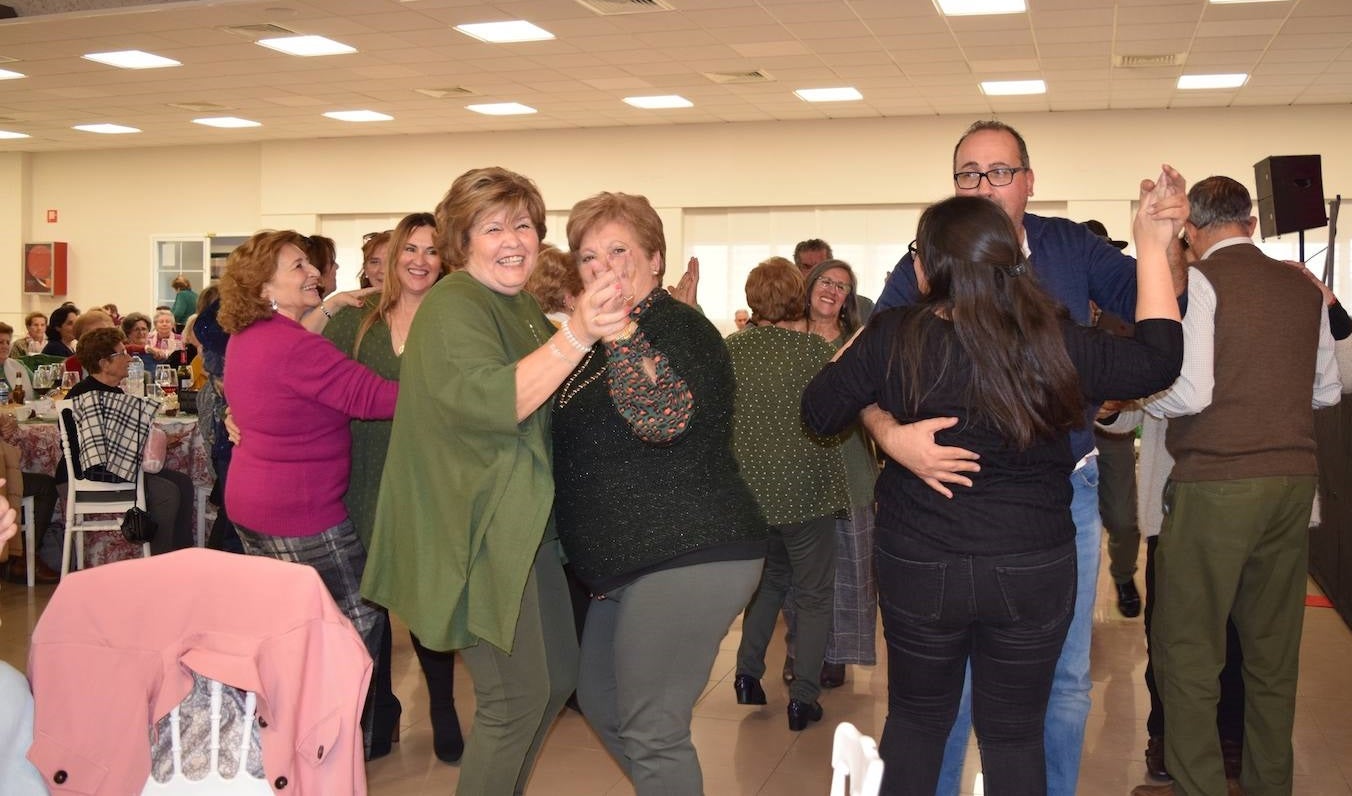 Baile celebrado durante la comida de convivencia de mayores en Campanario 