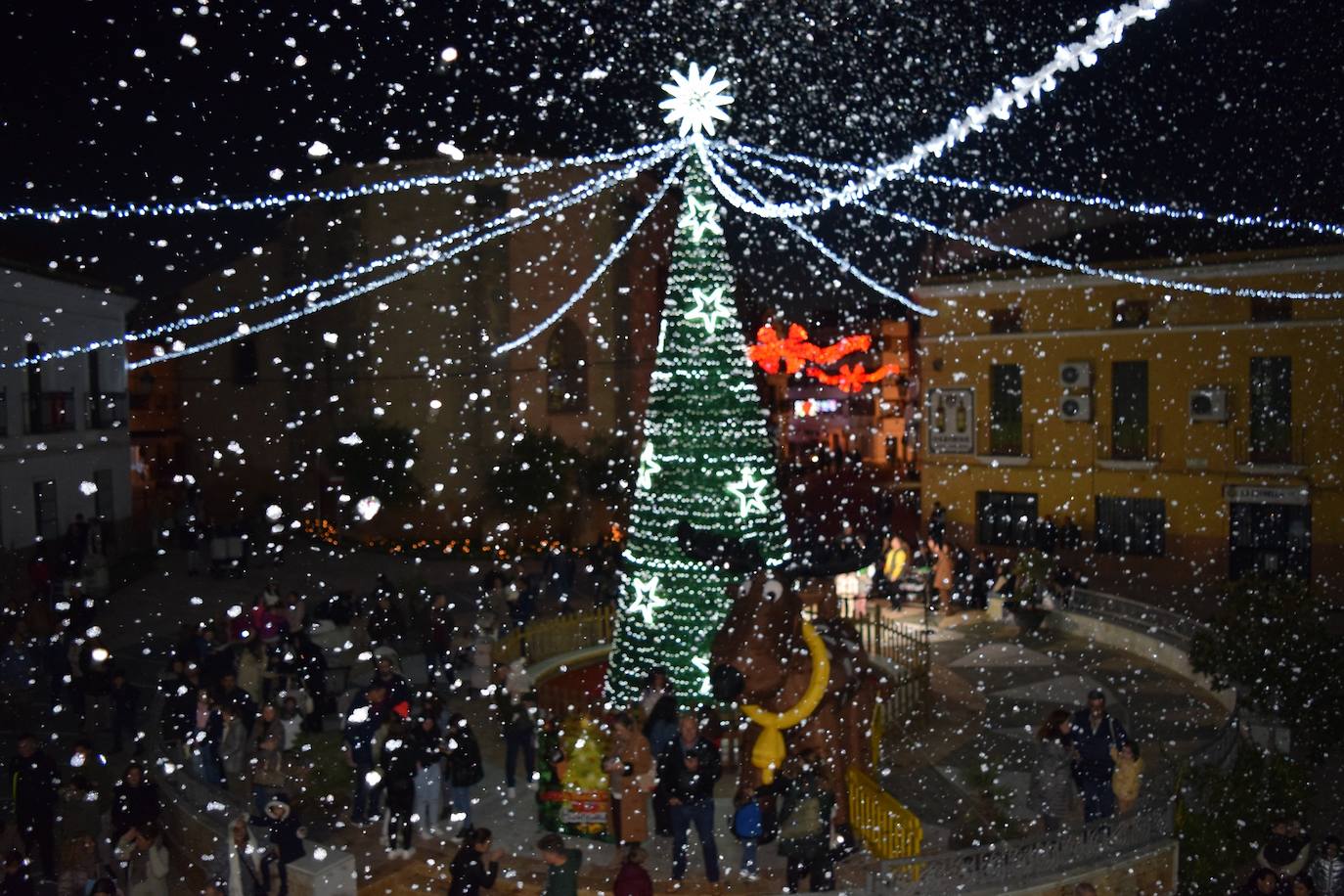 La fiesta de la nieve dio el toque de navidades blancas en Campanario 