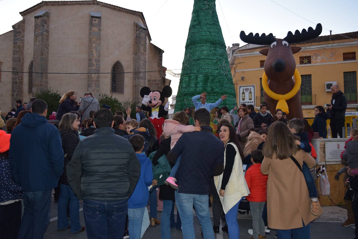 Vecinos de Campanario reunidos en la Plaza de España para disfrutar del alumbrado, la nieve y los talleres 