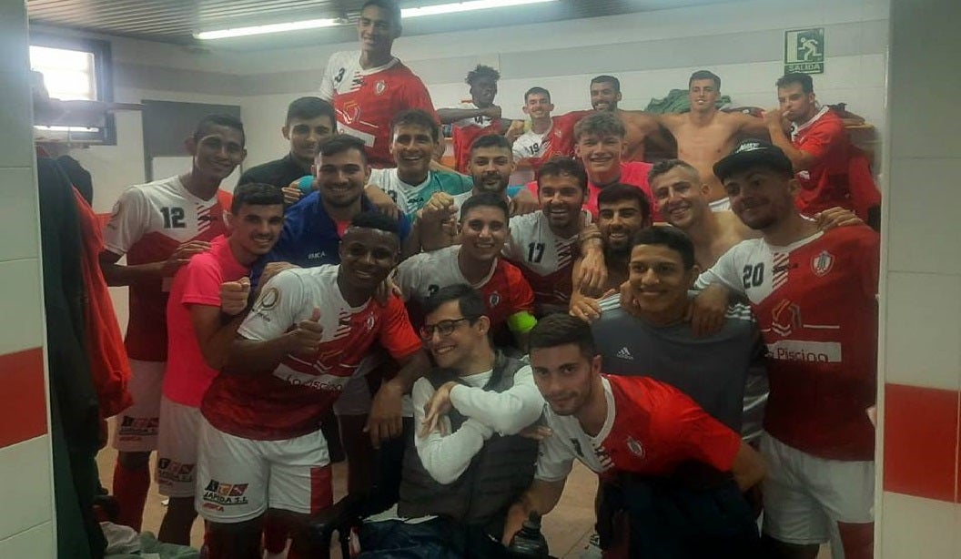 Los jugadores del CF Campanario celebrando una de sus primeras victorias de la temporada 2022-23 