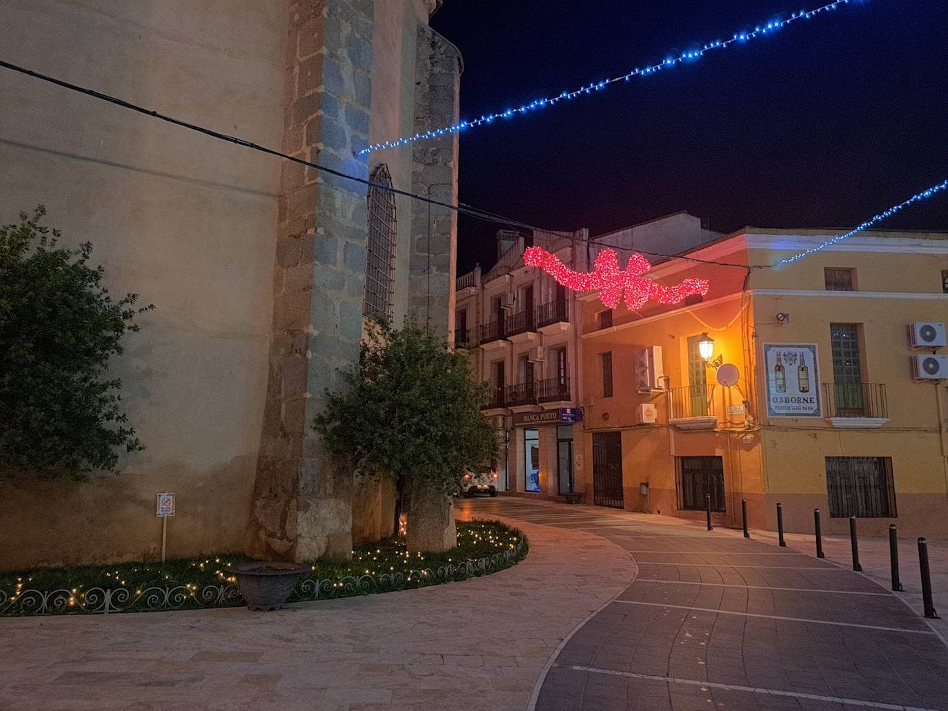 Campanario invita estos días a dar un paseo por sus calles contemplando las luces de colores y todos los motivos que marcan el camino. Pero, si hay algo que llama la atención del alumbrado navideño campanariense, es esa bonita postal desde la iglesia hasta la Plaza de España, donde espera un gran árbol de Navidad rodeado de guirnaldas de luces blancas. 