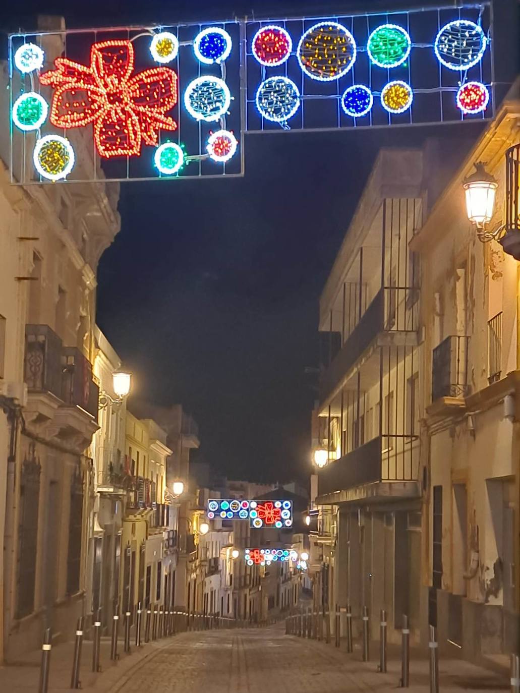 Campanario invita estos días a dar un paseo por sus calles contemplando las luces de colores y todos los motivos que marcan el camino. Pero, si hay algo que llama la atención del alumbrado navideño campanariense, es esa bonita postal desde la iglesia hasta la Plaza de España, donde espera un gran árbol de Navidad rodeado de guirnaldas de luces blancas. 