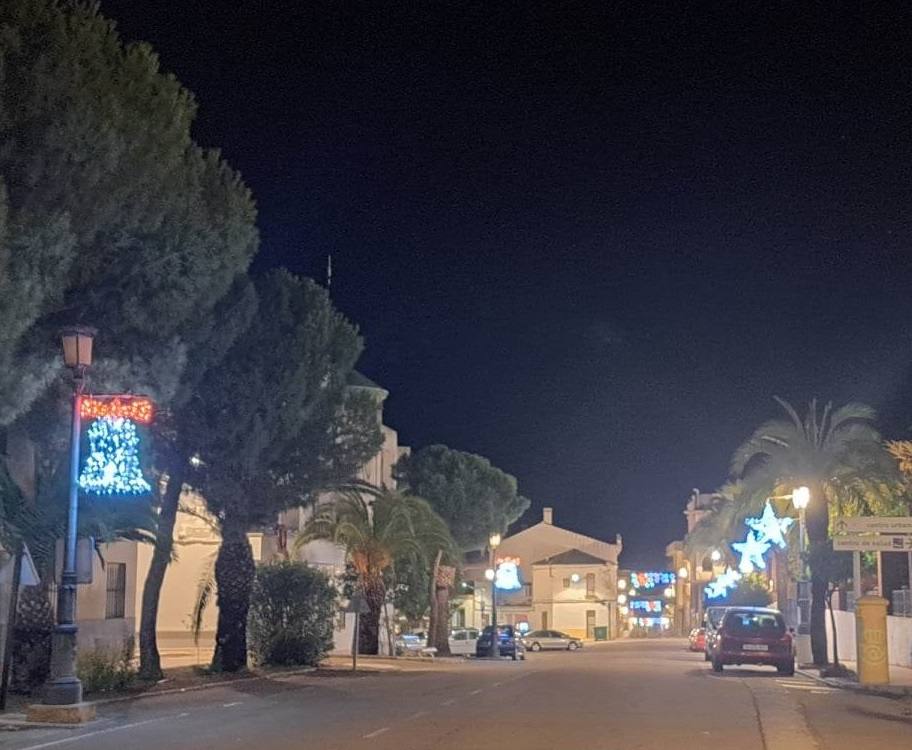 Campanario invita estos días a dar un paseo por sus calles contemplando las luces de colores y todos los motivos que marcan el camino. Pero, si hay algo que llama la atención del alumbrado navideño campanariense, es esa bonita postal desde la iglesia hasta la Plaza de España, donde espera un gran árbol de Navidad rodeado de guirnaldas de luces blancas. 