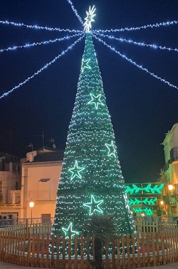 Campanario invita estos días a dar un paseo por sus calles contemplando las luces de colores y todos los motivos que marcan el camino. Pero, si hay algo que llama la atención del alumbrado navideño campanariense, es esa bonita postal desde la iglesia hasta la Plaza de España, donde espera un gran árbol de Navidad rodeado de guirnaldas de luces blancas. 