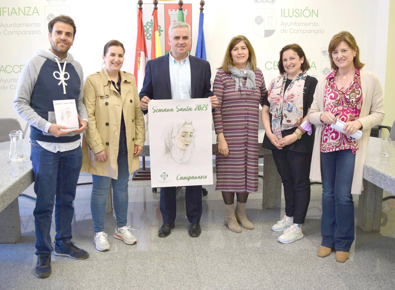 La Junta de hermandades de Campanario posa junto al Equipo de gobierno