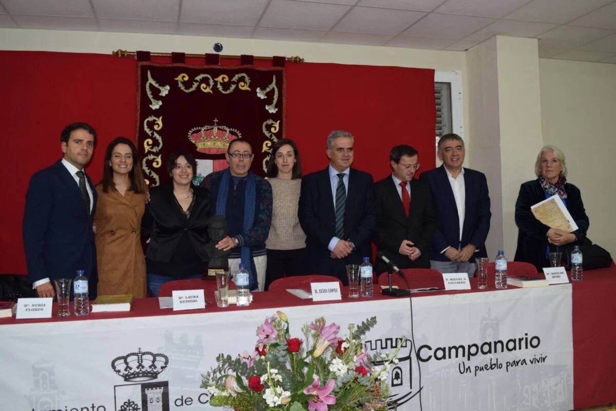 Los ganadores de la pasada edición, XXV Premio Bartolomé José Gallardo, posan con el jurado