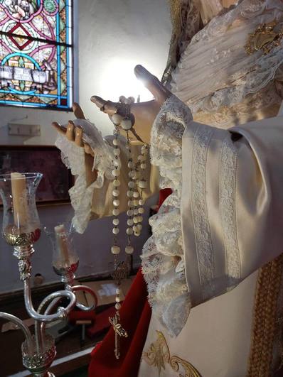 La Virgen de la Amargura de Campanario con el rosario de nácar y plata que le ha sido donado