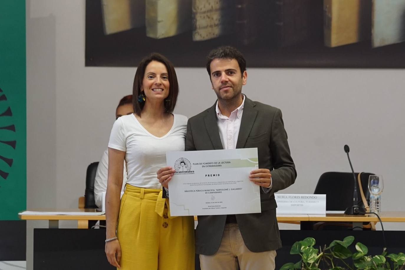 El concejal de Cultura, Raúl Ayuso, recibe el premio de manos de la Diputada de Cultura, Nuria Flores