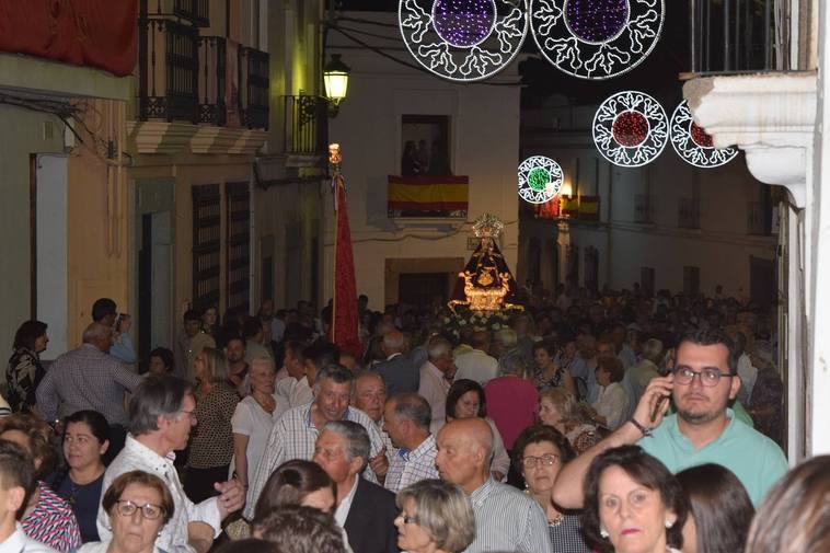 Bienvenida a la Virgen de Piedraescrita en la Plaza de España de Campanario la primera noche de fiestas