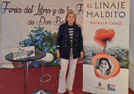 Rafaela Cano recibió a varios lectores en su firma de libros en la Feria del Libro y las Flores de Don Benito