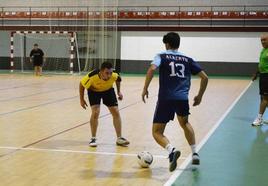 Partido de fútbol sala en el pabellón de deportes de Campanario