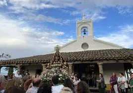 Los campanarienses entran a hombros a la Virgen de Piedraescrita a su llegada a la ermita