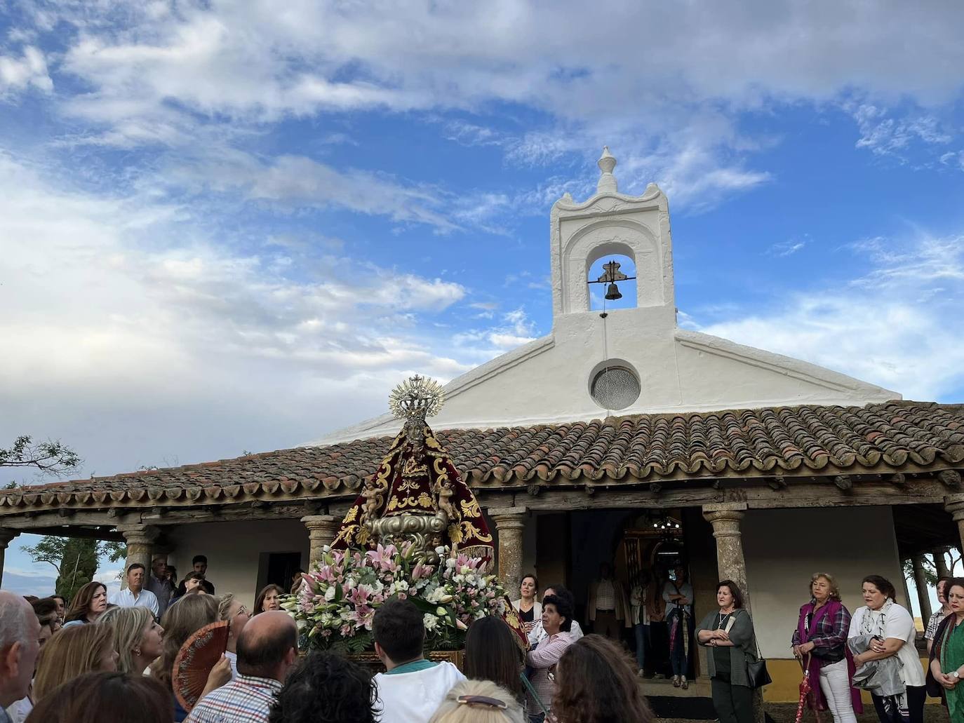 Los campanarienses entran a hombros a la Virgen de Piedraescrita a su llegada a la ermita