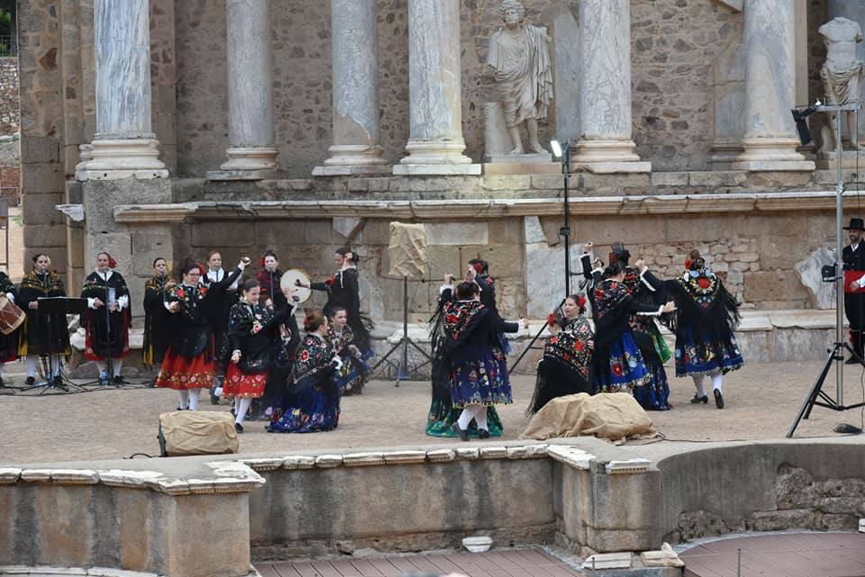 Grupo de baile de la asociación de Folklore 'Los Barrancos' en el Teatro Romano de Mérida