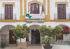 Pancarta por el Día Mundial contra la ELA en la fachada del ayuntamiento de Campanario