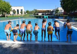 Uno de los grupos de natación infantil del pasado verano en la piscina de Campanario
