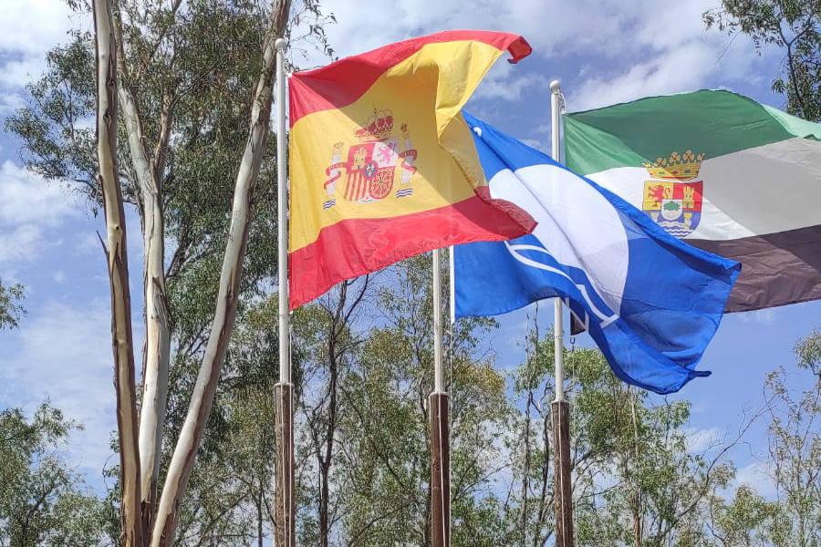 La bandera azul ondea en la playa de Campanario