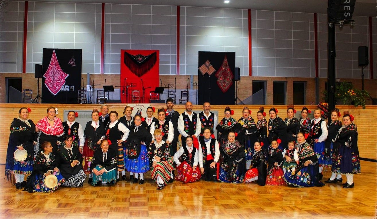 Foto de grupo de la asociación de folklore 'Los Barrancos' de Campanario