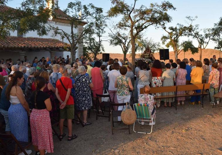Los campanarienses celebran la Misa del Emigrante con la Virgen de Piedraescrita