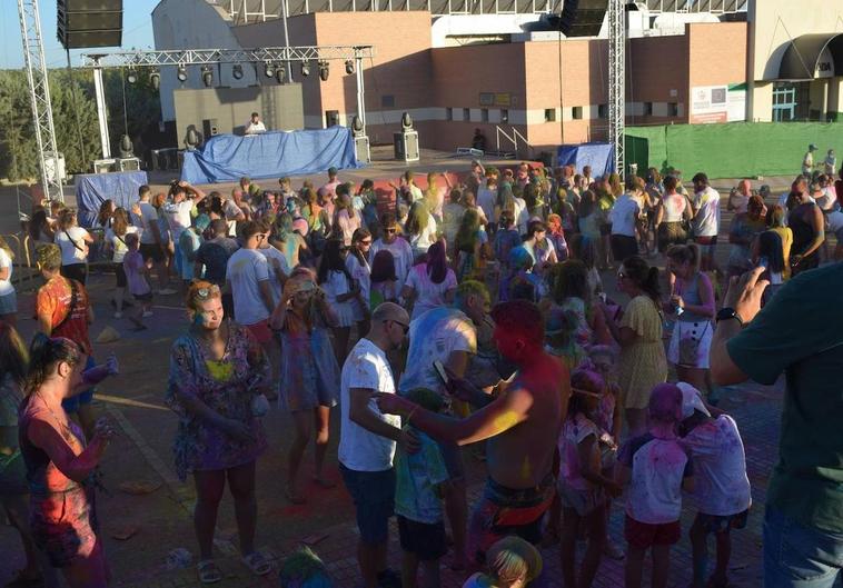 Pequeños y mayores disfrutan a todo color con la Fiesta Holi