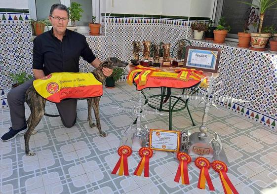 Jacinto Gallardo posa junto a su perra Osuna y todos sus éxitos