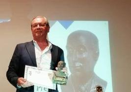 Alfonso Sergio Barragán posando como ganador del IX Premio de Relato Corto 'Antonio Reyes Huertas' en 2022 en Campanario