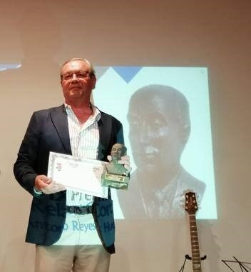Alfonso Sergio Barragán posando como ganador del IX Premio de Relato Corto 'Antonio Reyes Huertas' en 2022 en Campanario