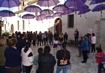 Los vecinos de Campanario se cobijaron 'bajo un mismo paraguas' para luchar contra la violencia hacia las mujeres
