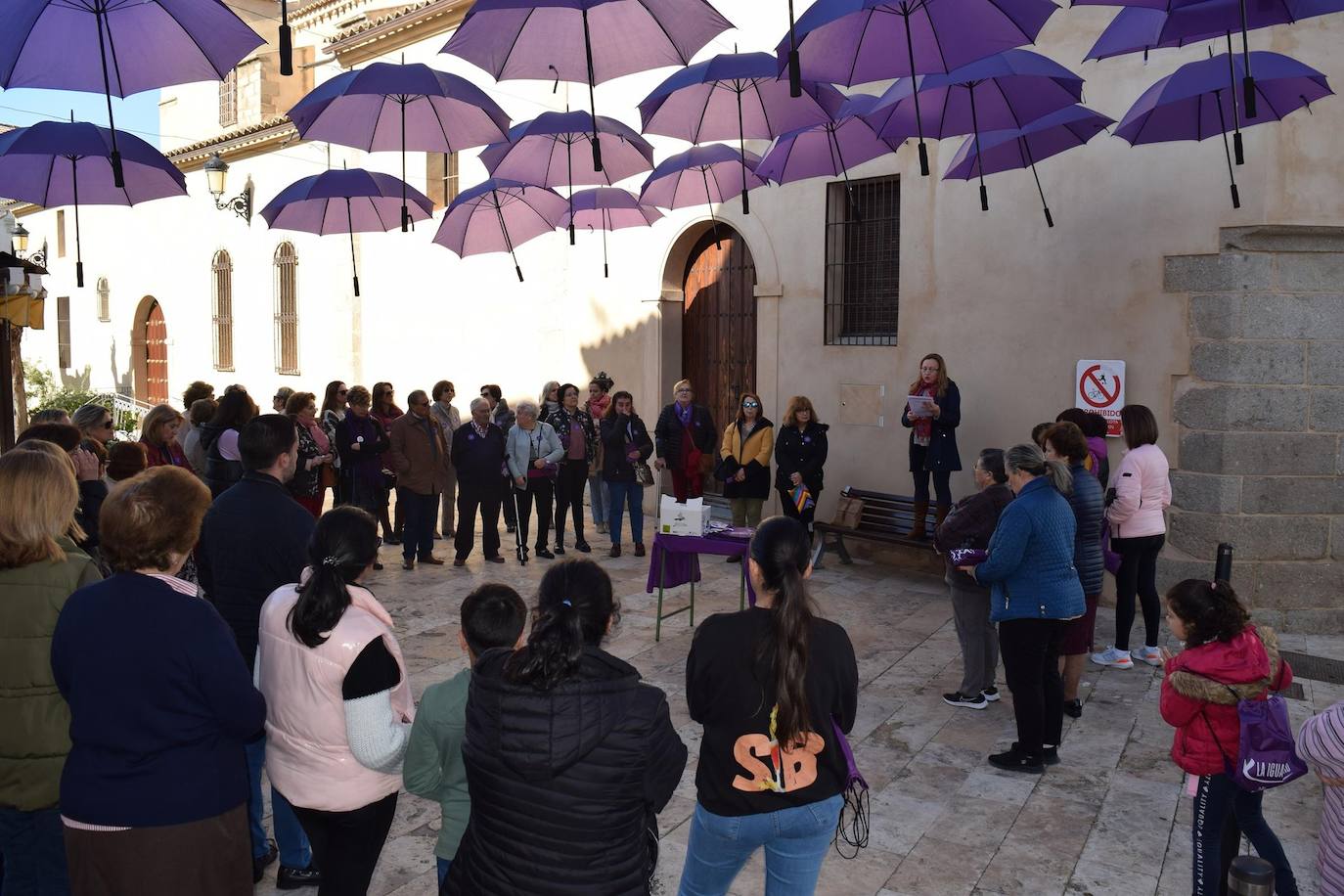 Los vecinos de Campanario se cobijaron 'bajo un mismo paraguas' para luchar contra la violencia hacia las mujeres