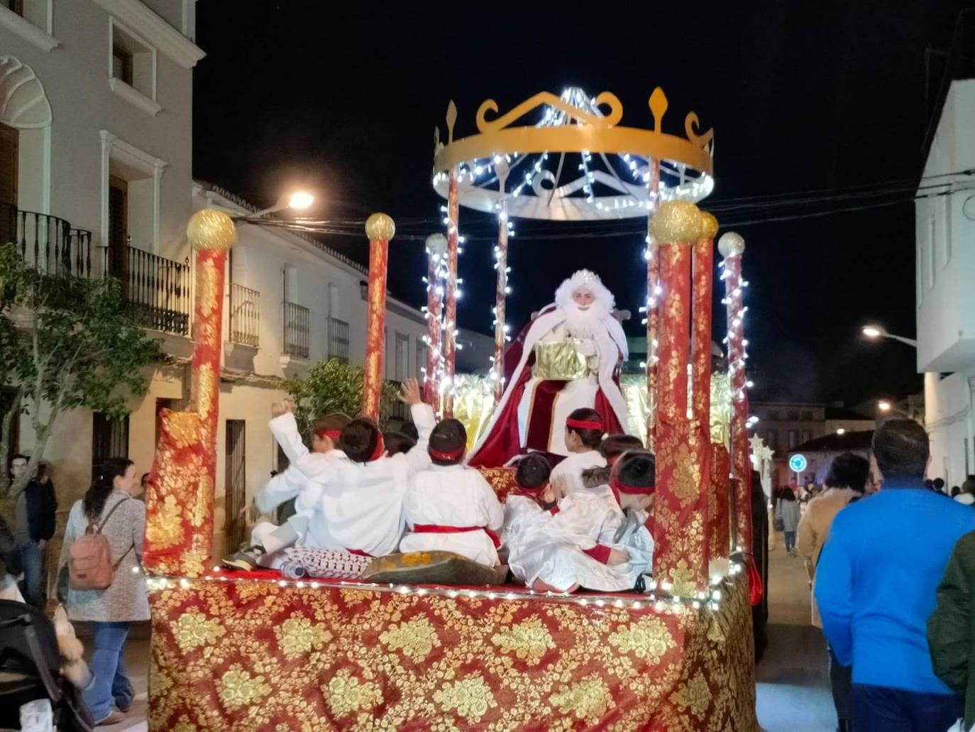 Los Reyes Magos llevaron la ilusión a las calles y las casas de Campanario para cumplir deseos y repartir regalos en la noche más mágica del año tanto a pequeños como a mayores, quienes disfrutaron de la tradicional Cabalgata que da la bienvenida a Sus Majestades de Oriente. 