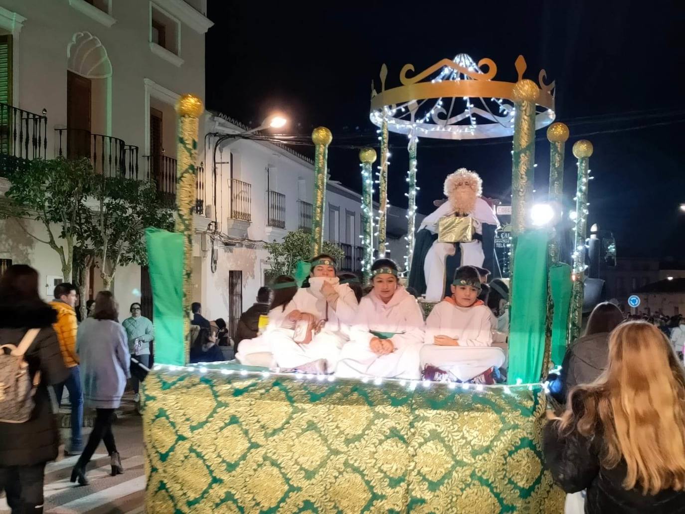Los Reyes Magos llevaron la ilusión a las calles y las casas de Campanario para cumplir deseos y repartir regalos en la noche más mágica del año tanto a pequeños como a mayores, quienes disfrutaron de la tradicional Cabalgata que da la bienvenida a Sus Majestades de Oriente. 