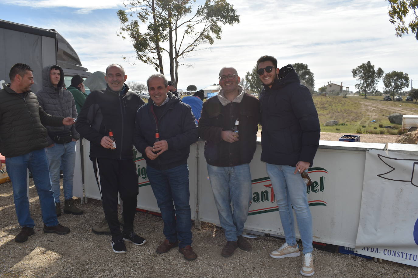La tradicional Romería de San Valentín de Campanario estuvo protagonizada por la Hermandad de San Valentín y la Virgen de la Guía y por los romeros, algunos acompañados de sus galgos o de sus caballos, que disfrutaron de la convivencia de uno de los mayores festejos de la localidad 