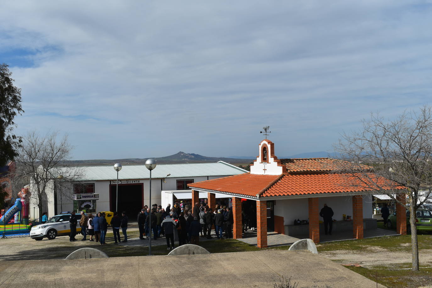 La tradicional Romería de San Valentín de Campanario estuvo protagonizada por la Hermandad de San Valentín y la Virgen de la Guía y por los romeros, algunos acompañados de sus galgos o de sus caballos, que disfrutaron de la convivencia de uno de los mayores festejos de la localidad 